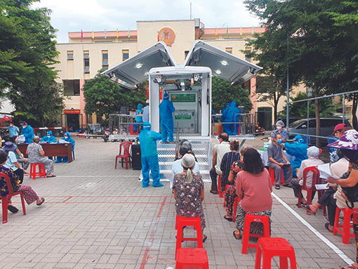 រថយន្តចល័តត្រូវបានដាក់នៅកន្លែងចាក់វ៉ាក់សាំងសម្រាប់បម្រើប្រជាជនដែលមានអាយុលើសពី ៦៥ ឆ្នាំនៅទីក្រុង ហូ ជីមិញ ទីក្រុង ហូ ជីមិញ ជំរុញល្បឿននៃដំណើរការចាក់ស្រោចវ៉ាក់សាំង ảnh 4