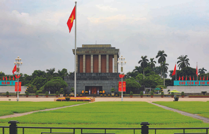 ទង់ជាតិនៅលើទីលាន បាឌិញ ក្នុងទិវាបុណ្យជាតិ ២ ខែ កញ្ញា ទិដ្ឋភាពស្រស់ឆើតឆាយដោយទង់ជាតិពណ៌ក្រហម ផ្កាយលឿងនៃរដ្ឋធានី ហាណូយ ក្នុងទិវាបុណ្យឯករាជ្យ ảnh 2