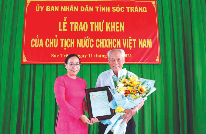 រូបភាពដ៏ស្រស់ស្អាតមួយអំពីមនុស្សវ័យចំណាស់ វៀតណាម ảnh 1