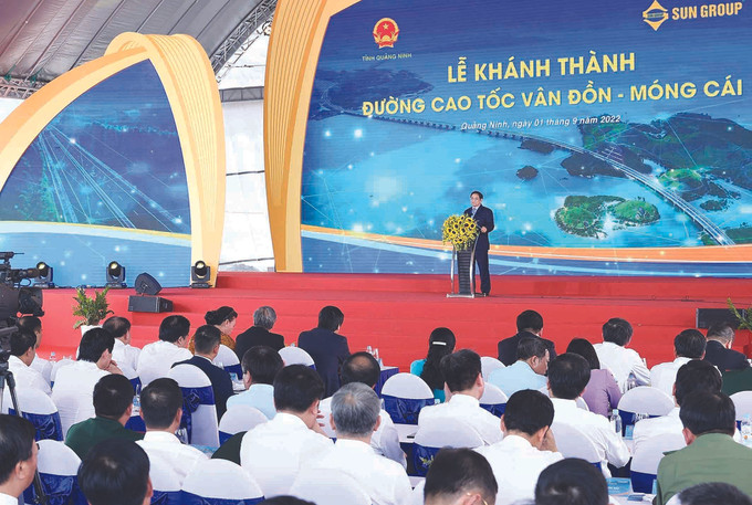 នាថ្ងៃទី ១ ខែ កញ្ញា ឆ្នាំ ២០២២ នៅខេត្ត ក្វាងនិញ លោកនាយករដ្ឋមន្ត្រីនៃរដ្ឋាភិបាល ផាម មិញជិញ អញ្ជើញចូលរួមពិធីសម្ពោធខ្សែផ្លូវល្បឿនលឿន វ៉ឹនដូន - ម៉ុងកាយ។ ខ្សែផ្លូវប្រវែង ៨០ គីឡូម៉ែត្រចំណុចចាប់ផ្តើមនៅជិតអាកាសយានដ្ឋានអន្តរជាតិ វ៉ឹនដូន ហើយចំណុចចុងបង្អស់តភ្ជាប់ជាមួយផ្លូវចូលទៅកាន់ស្ពាន បាក់លន់ ២។ នៅពេលខ្សែផ្លូវដាក់ឱ្យប្រើប្រាស់នឹងតំណភា្ជប់ជាមួយផ្លូវល្បឿនលឿន ឡាវកាយ - ហាណូយ - ហាយផុង - ហាឡុង - វ៉ឹនដូន - ម៉ុងកាយ បង្កើតបានជាខ្សែផ្លូវល្បឿនលឿនវែងបំផុតក្នុងទូទាំងប្រទេសដោយមានប្រវែងជិត ៦០០ គីឡូម៉ែត្រ។ ក្នុងរូបថត៖ លោកនាយករដ្ឋមន្ត្រីនៃរដ្ឋាភិបាល ផាម មិញជិញ អញ្ជើញថ្លែងសុន្ទរកថានៅក្នុងពិធីសម្ពោធខ្សែផ្លូវល្បឿនលឿន វ៉ឹនដូន - ម៉ុងកាយ សកម្មភាពមួយចំនួនរបស់ថ្នាក់ដឹកនាំបក្សនិងរដ្ឋ ảnh 3