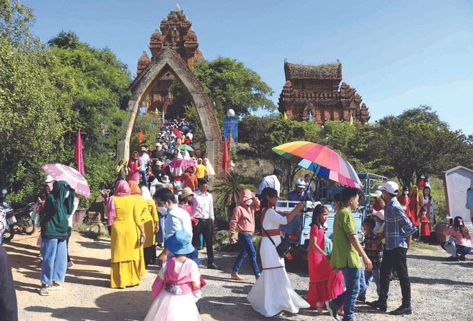 ប្រជាជននិងភ្ញៀវទេសចរយ៉ាងច្រើនកុះករអញ្ជើញមកកាន់កេរដំណែលជាតិពិសេសនៃប្រាសាទ ប៉ូក្លងហ្គារ៉ាយ នៅទីក្រុង ផានរាង - ថាបចាម (ខេត្ត និញធន់) កម្សាន្តសប្បាយទាំងអស់គ្នា ស្វែងយល់អំពីវប្បធម៌ប្រពៃណីរបស់បងប្អូនជនជាតិ ចាម បងប្អូនជនជាតិ ចាម ខេត្ត និញធន់ ទទួលស្វាគមន៍ពិធីបុណ្យ កាតេ ឆ្នាំ ២០២២ យ៉ាងឱឡារិក ảnh 1