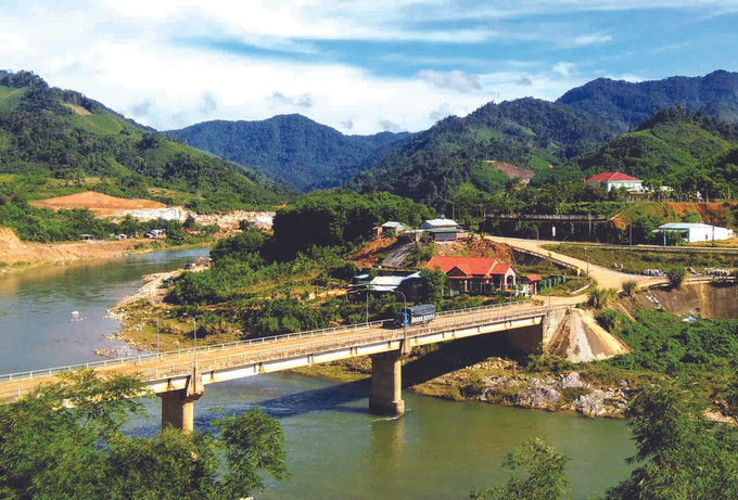 ហេដ្ឋារចនាសម្ព័ន្ធត្រូវបានវិនិយោគកសាងជួយដល់ស្រុកទាំងឡាយតំបន់ភ្នំនៃខេត្ត ក្វាងណាម កាន់តែវឌ្ឍនភាពពីមួយថ្ងៃទៅមួយថ្ងៃ ខេត្ត ក្វាងណាម ទប់ស្កាត់ការធ្លាក់ខ្លួនក្រឡើងវិញ ảnh 5