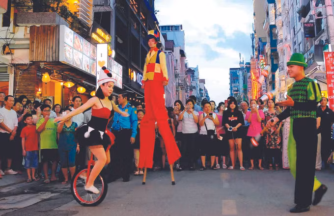 សិល្បៈប្រពៃណីចុះវិថីក្រុង ảnh 2