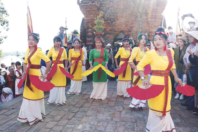យុវតីជនជាតិ ចាម ក្នុងឈុតសម្លៀកបំពាក់ប្រពៃណីសម្ដែងសិល្បៈអំណរពិធីបុណ្យ បងប្អូនជនជាតិ ចាម ខេត្ត និញធន់ ទទួលស្វាគមន៍ពិធីបុណ្យ កាតេ ឆ្នាំ ២០២២ យ៉ាងឱឡារិក ảnh 2