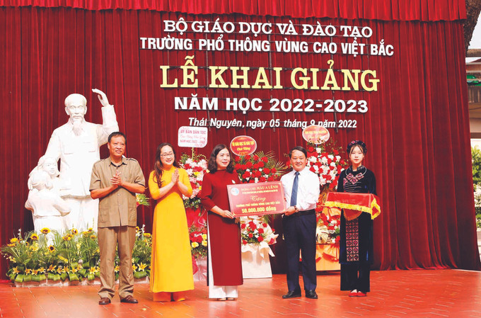 នាថ្ងៃទី ៥ ខែ កញ្ញា ឆ្នាំ ២០២២ រួមជាមួយសិស្សសាលានៅទូទាំងប្រទេស សិស្សសាលាមានជាង ៣៣០.០០០ នាក់នៅគ្រប់កម្រិតសិក្សានៃខេត្ត ថាយង្វៀន ចូលរួមពិធីបើកបវេសនកាលឆ្នាំសិក្សា ២០២២ - ២០២៣។ ក្នុងរូបថត៖ រដ្ឋមន្រ្តីទទួលបន្ទុកគណៈកម្មាធិការជនជាតិ ហូវ អាលេញ អញ្ជើញប្រគល់ជូនអំណោយដល់លោកគ្រូ អ្នកគ្រូនិងសិស្សសាលានៃវិទ្យាល័យតំបន់ភ្នំ វៀតបាក់ ក្នុងឱកាសបើកបវេសនកាលឆ្នាំសិក្សាថ្មី សកម្មភាពមួយចំនួនរបស់ថ្នាក់ដឹកនាំបក្សនិងរដ្ឋ ảnh 5