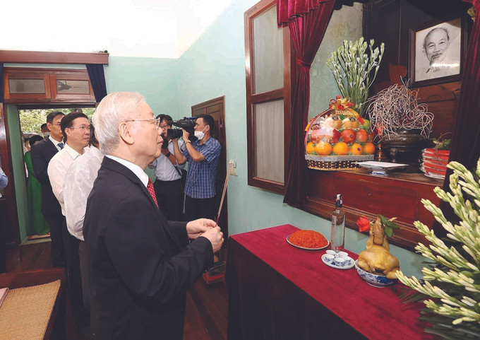 ក្នុងឱកាសខួបរំលឹកអនុស្សាវរីយ៍ ៧៧ ឆ្នាំបដិវត្តន៍ខែ សីហា និងទិវាបុណ្យជាតិថ្ងៃទី ២ ខែ កញ្ញា ទិវា ៥៣ ឆ្នាំលោកប្រធាន ហូ ជីមិញ លាចាកទៅឆ្ងាយនិង ៥៣ ឆ្នាំនៃការអនុវត្តមរតកសាសន៍របស់លោក អ៊ំ នាថ្ងៃទី ១ ខែ កញ្ញា ឆ្នាំ ២០២២ លោកអគ្គលេខាបក្ស ង្វៀន ភូត្រុង អញ្ជើញអុជធូបគោរពឧទ្ទិសវិញ្ញាណក្ខន្ធលោកប្រធាន ហូ ជីមិញ នៅអគារលេខ ៦៧ ក្នុងមណ្ឌលកេរដំណែលលោកប្រធាន ហូ ជីមិញ នៅវិមានប្រធានរដ្ឋ។ អញ្ជើញចូលរួមក៏មានសមមិត្ត វ៉ វ៉ាន់ធឿង សមាជិកការិយាល័យនយោបាយ អចិន្ត្រៃយ៍នៃគណៈលេខាបក្ស សមមិត្ត ឡេ មិញហ៊ឹង លេខាមជ្ឈិមបក្ស ប្រធានការិយាល័យមជ្ឈិមបក្ស។ ក្នុងរូបថត៖ លោកអគ្គលេខាបក្ស ង្វៀន ភូត្រុង អញ្ជើញអុជធូបគោរពឧទ្ទិសវិញ្ញាណក្ខន្ធលោកប្រធាន ហូ ជីមិញ នៅអគារលេខ ៦៧ សកម្មភាពមួយចំនួនរបស់ថ្នាក់ដឹកនាំបក្សនិងរដ្ឋ ảnh 1