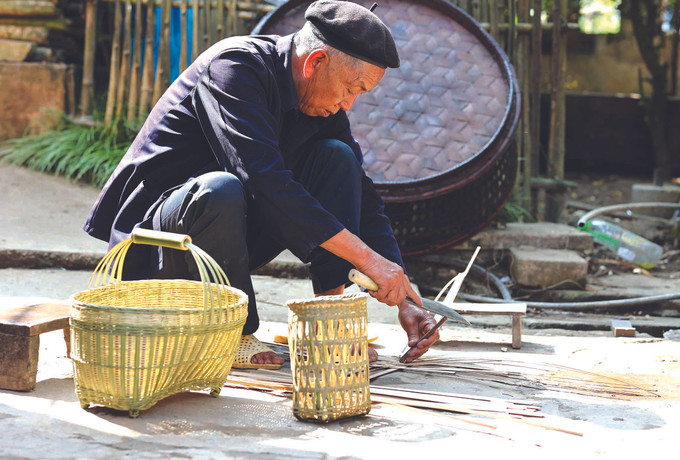 ក្នុងអាយុ ៧១ ឆ្នាំប្លាយ សិប្បករ លី ហ៊ើស៊ុយ នៅ ភូមិ ចន់ថែន ឃុំ អ៊ីទី នៅតែព្យាយាមជាមួយនឹងចម្រៀកពក ឫស្សី ត្បាញឧបករណ៍ប្រពៃណីរបស់ជនជាតិ ហាញី លី ហ៊ើស៊ុយ- សិប្បកររក្សាព្រលឹងនៃវប្បធម៌ជនជាតិ ហាញី ảnh 1