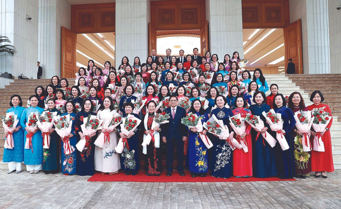 ក្នុងឱកាសរំលឹកអនុស្សវរីយ៍គម្រប់ខួប ១១៣ ឆ្នាំទិវានារីអន្តរជាតិ ៨ មីនា ថ្ងៃទី ៧ ខែ មីនា ឆ្នាំ ២០២៣ នៅ ហាណូយ លោកនាយករដ្ឋមន្ត្រីនៃរដ្ឋាភិបាល ផាម មិញជិញ អញ្ជើញជំនួបមុខស្រ្តីតំណាងថ្នាក់ដឹកនាំ គ្រប់គ្រងស្ថាប័នមជ្ឈិមនិងប្រគល់ពានរង្វាន់ Kovalevskaia ជូនស្ត្រីជាអ្នកវិទ្យាសាស្ត្រឆ្នើមឆ្នាំ ២០២២។ អញ្ជើញចូលរួមក្នុងជំនួបនេះមានអនុប្រធានរដ្ឋ លោកស្រី វ៉ ធីអាញ់ស៊ន់ និងប្រធានគណៈកម្មាធិការប្រជាចលនាមជ្ឈិម លោកស្រី ប៊ូយ ធីមិញហ្វាយ សកម្មភាពមួយចំនួនរបស់ថ្នាក់ដឹកនាំបក្សនិងរដ្ឋ ảnh 4