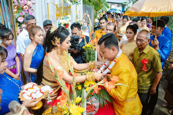 ការជ្រើសរើសឈុតសម្លៀកបំពាក់ឱ្យបានត្រឹមត្រូវតាមក្បួនខ្នាត គឺជាកត្តាដ៏ចាំបាច់ដែលបង្ហាញពីភាពថ្លៃថ្នូរនិងគោរពតាមប្រពៃណីខ្មែរតាំងពីបុរាណកាល លក្ខណៈដ៏ល្អឯកនៃសម្លៀកបំពាក់ប្រពៃណីរបស់ជនជាតិ ខ្មែរ ảnh 6