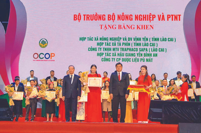 អ្នកស្រី ង្វៀន ធីគីមញៀន នាយិកាក្រុមហ៊ុនទទួលខុសត្រូវមានកម្រិតកែច្នៃកសិផល គីមញៀន ទទួលប័ណ្ណសរសើរពីរដ្ឋមន្ត្រីក្រសួងកសិកម្មនិងអភិវឌ្ឍន៍ជនបទ តែទៀបបារាំងរសជាតិផ្អែមតំបន់ទន្លេ ហូវ ảnh 2