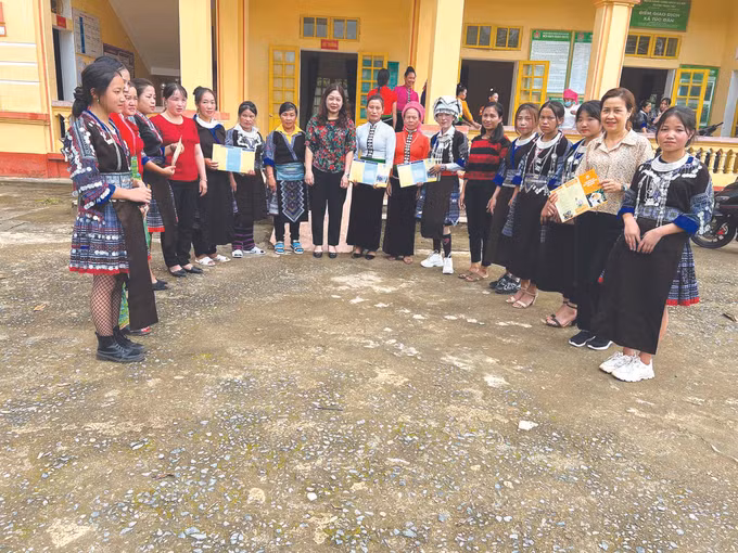 ខេត្ត អៀនបាយ ច្រានថយការរៀបអាពាហ៍ពិពាហ៍ រវាងបុរសនិងនារីដែលមិនទាន់ដល់នីតិភាព និងអាពាហ៍ពិពាហ៍រវាងញាតិលោហិត ảnh 3