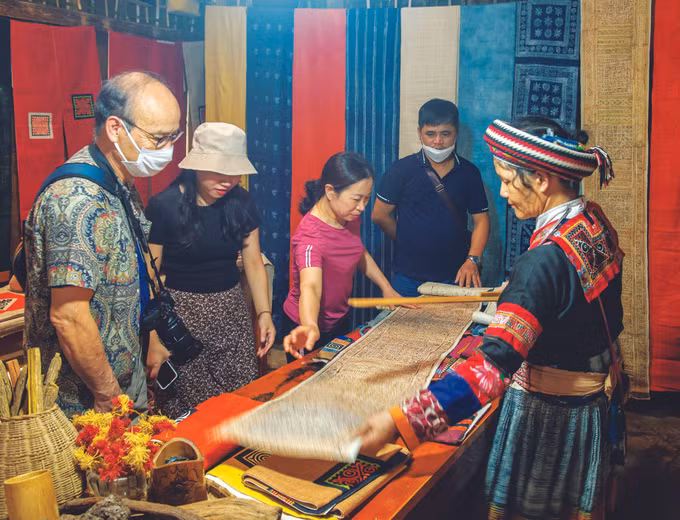 របរត្បាញធ្មៃនៅលើខ្ពង់រាបថ្មខេត្ត ហាយ៉ាង ảnh 3