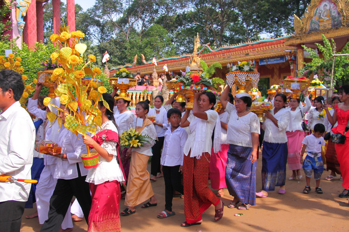 ការស្លៀកបែបប្រពៃណីទៅវត្ត មានអាវប៉ាក់ជាមួយសំពត់ហូលផាមួង ឬសំពត់ក្បាច់ធម្មតា... សាកសមបំផុតជាមួយនឹងនារី ខ្មែរ នារី ខ្មែរ តែងតែរៀបចំខ្លួននិងគ្រួសារនូវឈុតសម្លៀកបំពាក់ប្រពៃណីដ៏ស្រស់ស្អាតដើម្បីស្លៀកពាក់នៅឱកាសសំខាន់ៗ ម្តងៗ លក្ខណៈដ៏ល្អឯកនៃសម្លៀកបំពាក់ប្រពៃណីរបស់ជនជាតិ ខ្មែរ ảnh 4