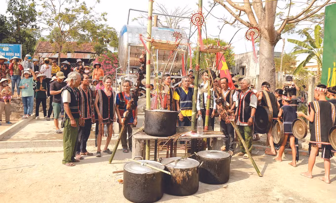 អញ្ជើញមកកាន់ភូមិ ប្រាំង ចូលរួមពិធីសែនទីធ្លារបស់ជនជាតិ បាណា ảnh 2