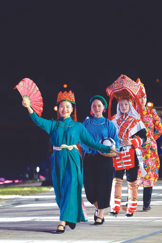 កម្មវិធីសិល្បៈបើកសប្តាហ៍ "មហាសាមគ្គីបណ្តាជនជាតិ - បេតិកភណ្ឌវប្បធម៌ វៀតណាម" និងមហោស្រពសម្តែងបង្ហាញសម្លៀកបំពាក់ប្រពៃណីបណ្តាជនជាតិភាគតិច វៀតណាម ảnh 1