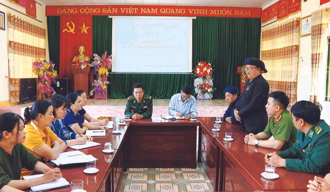 ព្រឹទ្ធាចារ្យភូមិជាមនុស្សមានកិត្យានុភាព រួមកម្លាំងរក្សាជាយដែនចុងប៉ូចប៉ែកខាងលិចនៃមាតុភូមិ ảnh 3