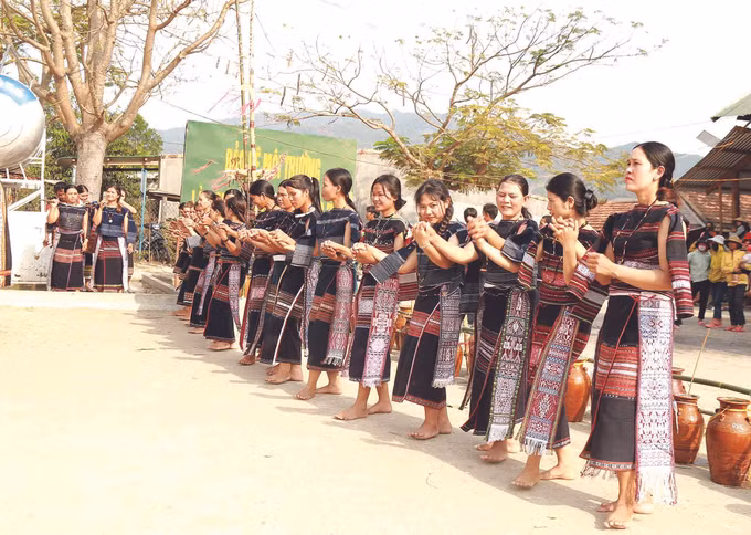 អញ្ជើញមកកាន់ភូមិ ប្រាំង ចូលរួមពិធីសែនទីធ្លារបស់ជនជាតិ បាណា ảnh 3