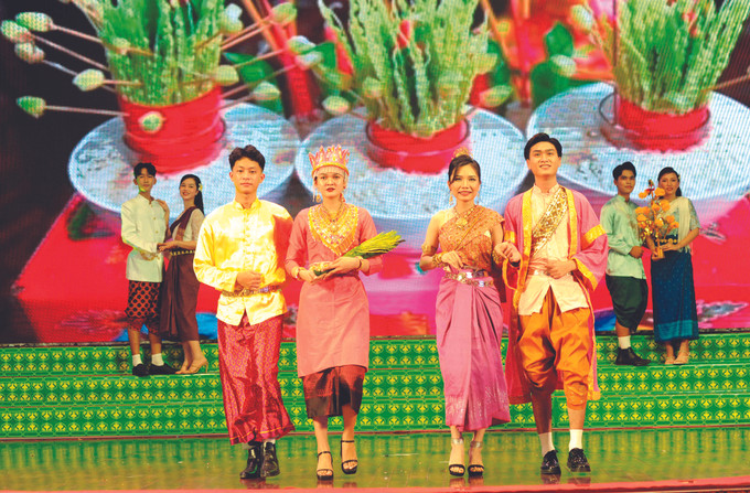 ការបង្ហាញម៉ូដសម្លៀកបំពាក់ជនជាតិ ខ្មែរ សម្រាប់ទៅវត្ត ពិធីមង្គលការ លក្ខណៈដ៏ល្អឯកនៃសម្លៀកបំពាក់ប្រពៃណីរបស់ជនជាតិ ខ្មែរ ảnh 2