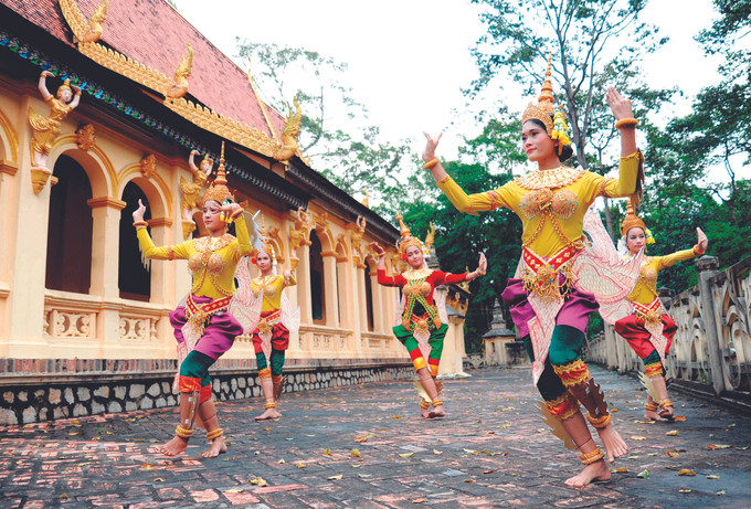 សម្លៀកបំពាក់គួរឱ្យទាក់ភ្នែក ចម្រុះពណ៌រួមចំណែកលើកសម្រស់របស់នារី ខ្មែរ លក្ខណៈដ៏ល្អឯកនៃសម្លៀកបំពាក់ប្រពៃណីរបស់ជនជាតិ ខ្មែរ ảnh 1