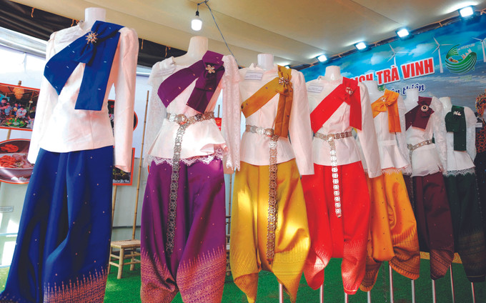 សម្លៀកបំពាក់ប្រពៃណីរបស់ជនជាតិ ខ្មែរ មានលក្ខណៈវប្បធម៌ជាច្រើនដ៏ល្អឯក ពិពិធភាពតាមរយៈសាច់សំពត់ ពណ៌សម្បុរ ក្បាច់រចនា... លក្ខណៈដ៏ល្អឯកនៃសម្លៀកបំពាក់ប្រពៃណីរបស់ជនជាតិ ខ្មែរ ảnh 3
