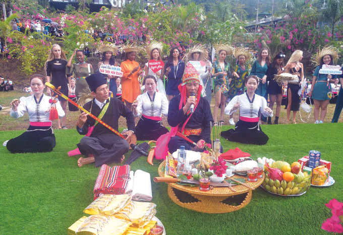សម្តែងឡើងវិញពិធីកិច្ចកក់សក់របស់ជនជាតិ ថៃ ស នៅស្រុក គ្វិញញ៉ាយ (ខេត្ត សឺនឡា) ឆ្លងកាត់បទពិសោធន៍ចូលរួមពិធីកក់សក់របស់ជនជាតិ ថៃ ស ảnh 2