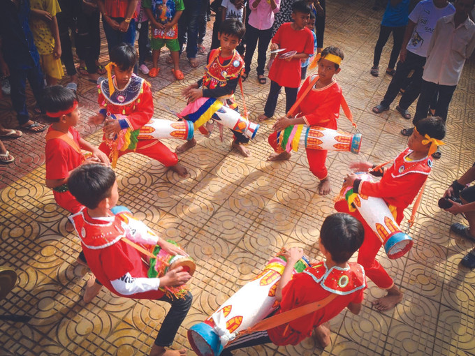 រាំរបាំស្គរ ឆៃយ៉ាំ ក្នុងទិវាបុណ្យទានរបស់បងប្អូនជនជាតិ ខ្មែរ ណាមបូ បងប្អូនជនជាតិ ខ្មែរ ណាមបូ អភិរក្ស ពង្រីកអត្តសញ្ញាណវប្បធម៌ប្រពៃណី ảnh 3