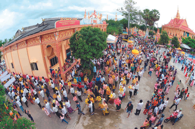 បងប្អូនជនជាតិ ខ្មែរ ណាមបូ ធ្វើពិធីដង្ហែអង្គផ្កានៅវត្ត គម្ភីរសាគរ ព្រែកជ្រៅ ឃុំ វិញត្រាច់ដុង ទីក្រុង បាកលៀវ (ខេត្ត បាកលៀវ) បងប្អូនជនជាតិ ខ្មែរ ណាមបូ អភិរក្ស ពង្រីកអត្តសញ្ញាណវប្បធម៌ប្រពៃណី ảnh 5