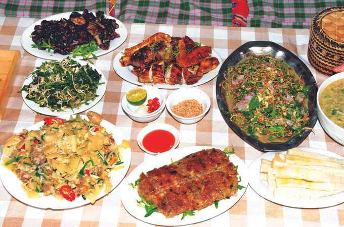 មុខម្ហូបទាំងឡាយត្រូវបានកែច្នៃពីផ្កាជើងគោមិនត្រឹមតែឆ្ងាញ់ពិសាប៉ុណ្ណោះទេ ថែមទាំងជួយបញ្ចុះកម្តៅ ធ្វើឱ្យរាងកាយត្រជាក់ត្រជុំស្រស់ថ្លាទៀតផង មុខម្ហូបដ៏ល្អឯកផ្សេងៗ ដែលកែច្នៃពីផ្កាជើងគោ ảnh 1
