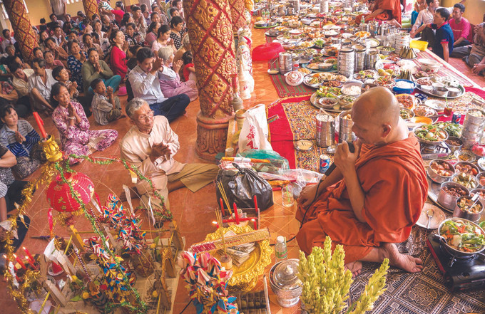 ពិធីប្រគេនត្រៃចីវរគឺជាបំណងប្រាថ្នារបស់គ្រួសារ វង្សត្រកូលជនជាតិ ខ្មែរ គ្រប់ៗ គ្នា សម្តែងការគោរពស្មោះសរ គោរពព្រះពុទ្ធសាសនាយ៉ាងមុតមាំ រួមចំណែកអភិរក្ស លើកតម្កើងរាល់តម្លៃវប្បធម៌ប្រពៃណីរបស់ជនជាតិ បងប្អូនជនជាតិ ខ្មែរ ណាមបូ អភិរក្ស ពង្រីកអត្តសញ្ញាណវប្បធម៌ប្រពៃណី ảnh 4
