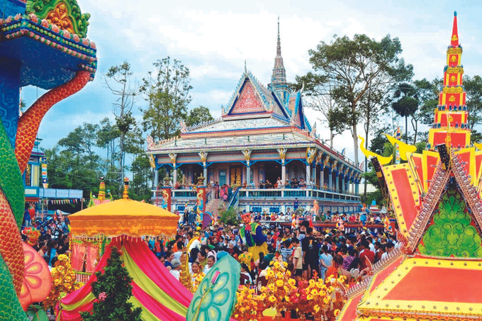 វត្ត សិរីសុខុមសង្គមមានជ័យ ស្រឡូង នៅឃុំ ដាយតឹម ស្រុក មីស្វៀន (ខេត្ត សុកត្រាំង) ជាវត្តមួយក្នុងចំណោមវត្តដែលមានទេសភាពស្រស់ស្អាតនិងស្ថាបត្យកម្មដ៏ល្អឯករបស់បងប្អូនជនជាតិ ខ្មែរ ណាមបូ បងប្អូនជនជាតិ ខ្មែរ ណាមបូ អភិរក្ស ពង្រីកអត្តសញ្ញាណវប្បធម៌ប្រពៃណី ảnh 1