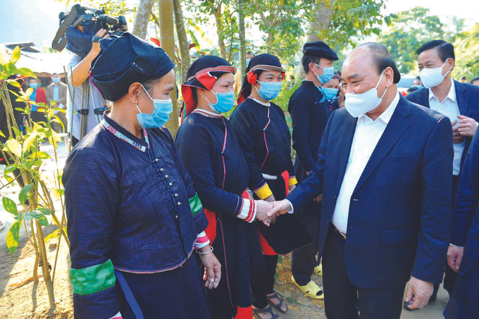 លោក ប្រធានរដ្ឋ ង្វៀន ស៊ន់ភុក អញ្ជើញសួរសុខទុក្ខប្រជាជននៅភូមិ តឹនប៊ិញ ឃុំ វៀតវិញ ស្រុក បាក់ក្វាង (ខេត្ត ហាយ៉ាង) សកម្មភាពមួយចំនួនរបស់បណ្តាថ្នាក់ដឹកនាំបក្សនិងរដ្ឋ ảnh 2