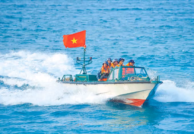 យុទ្ធជនឈរជើងជួរមុខនៅទីកន្លែងរងនូវកម្លាំងរលក កម្លាំងខ្យល់បោកបក់ឥតស្រាកស្រាន្តរបស់មាតុប្រទេស ảnh 2