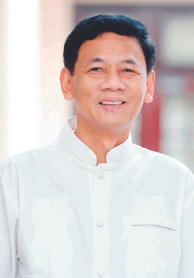 "គោលនយោបាយអភិរក្ស ពង្រីកអត្តសញ្ញាណវប្បធម៌ជាតិទាំងឡាយរបស់បក្សនិងរដ្ឋកាន់តែពិពិធភាព ស៊ីជម្រៅទូលំទូលាយពីមួយថ្ងៃទៅមួយថ្ងៃ ឆ្លើយតបបានតម្រូវការនៃកម្មាភិបាល ព្រះសង្ឃនិងបងប្អូនជនជាតិ ខ្មែរ ណាមបូ។ ឆ្លងតាមរយៈគោលនយោបាយទាំងនេះ ប្រព័ន្ធវត្តអារាមត្រូវបានស្ថាបនាអោយ ល្អប្រសើរជាងមុន សាងសង់វត្តអារាមថ្មីនៅច្រើនកន្លែង ទំនៀមទម្លាប់ ជំនឿ...ទាំងឡាយរបស់បងប្អូនជនជាតិ ខ្មែរ ណាមបូ ត្រូវបានអភិរក្ស ពង្រីកនិងអភិវឌ្ឍ"។ លោក ឡឹម វ៉ាន់ម៉ឹន សមាជិកគណៈកម្មាធិការមជ្ឈិមបក្ស លេខាគណៈកម្មាធិការបក្សខេត្ត សុកត្រាំង បងប្អូនជនជាតិ ខ្មែរ ណាមបូ អភិរក្ស ពង្រីកអត្តសញ្ញាណវប្បធម៌ប្រពៃណី ảnh 2