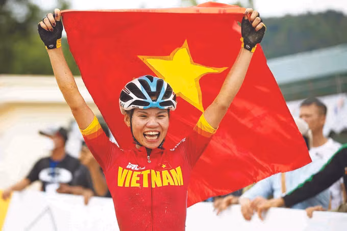 នារីជនជាតិ មឿង ម្នាក់ធ្វើឲ្យល្បីរន្ទឺមជ្ឈដ្ឋានប្រណាំងកង់ វៀតណាម ảnh 1