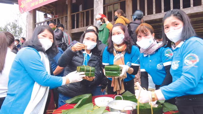 ដិតដាមទៅដោយមនោសញ្ចេតនារវាងកងទ័ពនិងប្រជាជននៅតំបន់ជាយដែនមាតុភូមិ ảnh 2