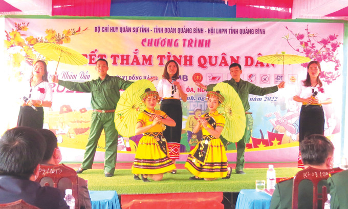 ឈុតសម្តែងសិល្បៈដ៏វិសេសវិសាលផ្សេងៗ ទាក់ទាញមាមីងបងប្អូនប្រជាជនយ៉ាងច្រើនកុះករនៅឃុំ ថាញ់ហ្វា ស្រុក ទ្វៀនហ្វា (ខេត្ត ក្វាងប៊ិញ) អញ្ជើញមកទស្សនានិងគាំទ្រ សាយភាយបរិយាកាសនិទាឃរដូវដ៏អ៊ូអរ សប្បាយរីករាយ ដិតដាមទៅដោយមនោសញ្ចេតនារវាងកងទ័ពនិងប្រជាជននៅតំបន់ជាយដែនមាតុភូមិ ảnh 5