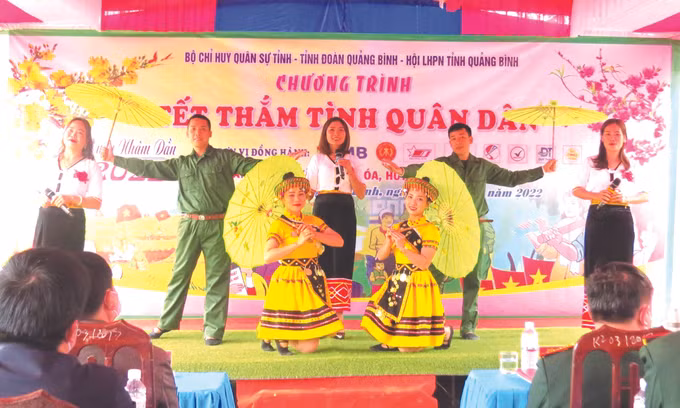 ដិតដាមទៅដោយមនោសញ្ចេតនារវាងកងទ័ពនិងប្រជាជននៅតំបន់ជាយដែនមាតុភូមិ ảnh 5