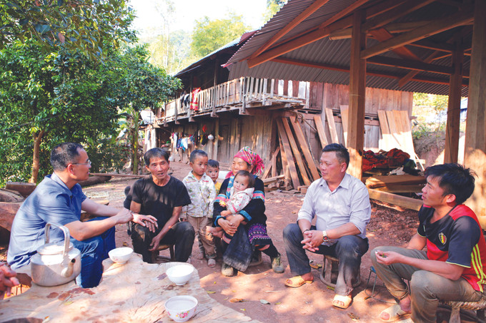 កម្មាភិបាលឃុំ ណឹមម៉ាញ់ សហការជាមួយប្រធានភូមិ ណឹមណាន តែងតែចុះមកដល់ក្រុមគ្រួសារទាំងឡាយឃោសនាផ្សព្វផ្សាយឲ្យបងប្អូនជនជាតិលើកបង្កើនការប្រុងប្រយ័ត្ន មិនស្តាប់តាមសម្តីជនអគតិដែលល្បួង លួងលោមធ្វើបម្លាស់ទីលំនៅទៅកាន់កន្លែងផ្សេងបណ្ដាលឲ្យអសន្តិសុខសណ្តាប់ធ្នាប់នៅមូលដ្ឋាន ទប់ស្កាត់ការផ្លាស់ទីលំនៅដោយខ្លួនឯងនៅស្រុក ណឹមញូន ảnh 1