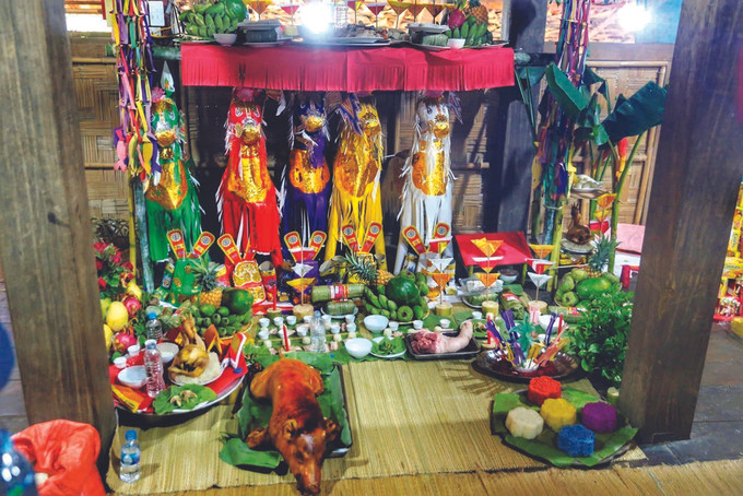 គ្រឿងតង្វាយរួមមាន ៣ ប្រភេទគឺ៖ ជីវិតបីមានមានជ្រូកខ្វៃ ទា ពិធីឧទ្ទិសផលបុណ្យមាននំបាញ់យ៉ី នំបាញ់យ៉ើម នំបាញ់យ៉ីស្លឹកប៉ុយ នំបាញ់ចែឡាម រណ្តាប់ផ្កាភ្ញីផ្លែឈើមានផ្កា ផ្លែចេកជាដើម ពិធីបួងសួងសុំសេចក្តីសុខ សុំពរជ័យសិរីមង្គលរបស់ជនជាតិ តៃ ảnh 2