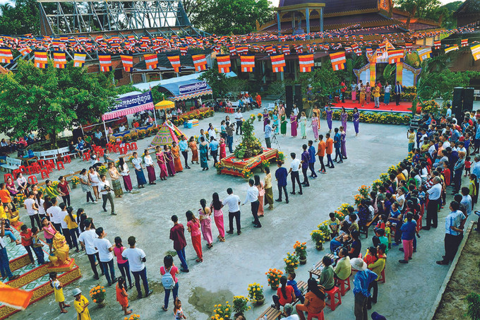 យុវជនយុវនារី ខ្មែរ សោមនស្សរីករាយចូលរួមប្រគំតន្ត្រីប្រពៃណីច្រៀងរាំអំណរឆ្នាំថ្មីក្នុងបរិវេណវត្ត បុព្វេវណ្ណារាម (ព្រែកពិន្ទួង) នៅឃុំ ភូមី ស្រុក មីទូ (ខេត្ត សុកត្រាំង) ជនជាតិ ខ្មែរ ណាមបូ រីករាយពិធីបុណ្យចូលឆ្នាំថ្មី ảnh 3