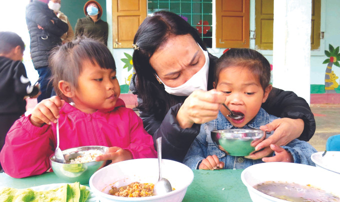 ពេលបាយឲ្យប្អូន ពាំនាំមកនូវក្តីស្រលាញ់ដ៏កក់ក្តៅ សាយភាយទូលំទូលាយការចែករំលែកពីទឹកចិត្តសប្បុរសទាំងឡាយដល់ប្អូនៗ នៅតំបន់ភ្នំឆ្ងាយដាច់ស្រយាលនៃមាតុភូមិ ដិតដាមទៅដោយមនោសញ្ចេតនារវាងកងទ័ពនិងប្រជាជននៅតំបន់ជាយដែនមាតុភូមិ ảnh 3
