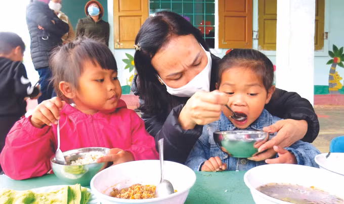 ដិតដាមទៅដោយមនោសញ្ចេតនារវាងកងទ័ពនិងប្រជាជននៅតំបន់ជាយដែនមាតុភូមិ ảnh 3