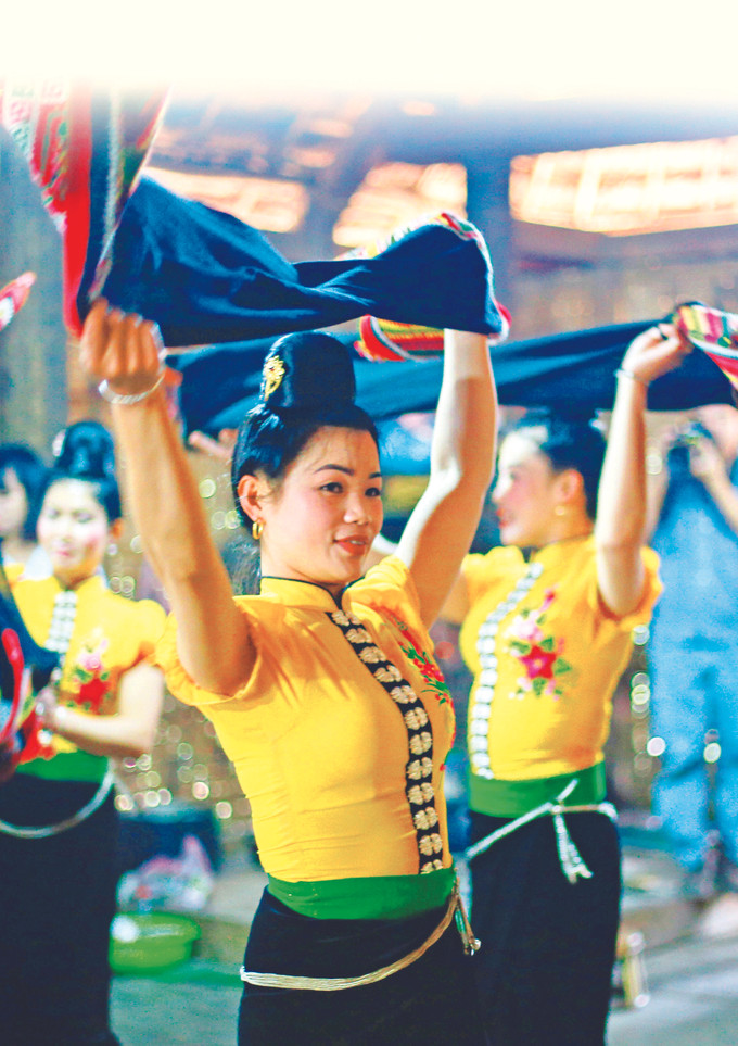 សិល្បៈ របាំ ស្វែ នៃជនជាតិ ថាយ - បេតិកភណ្ឌវប្បធម៌អរូបីតំណាងនៃមនុស្សជាតិត្រូវបានអង្គការ យូណេស្កូ ចុះក្នុងបញ្ជីកាលពីថ្ងៃទី ១៥ ខែ ធ្នូ ឆ្នាំ ២០២១។ រូបថត៖ ថាញ់ដាត សិល្បៈ របាំ ស្វែ នៃជនជាតិ ថាយ ảnh 1