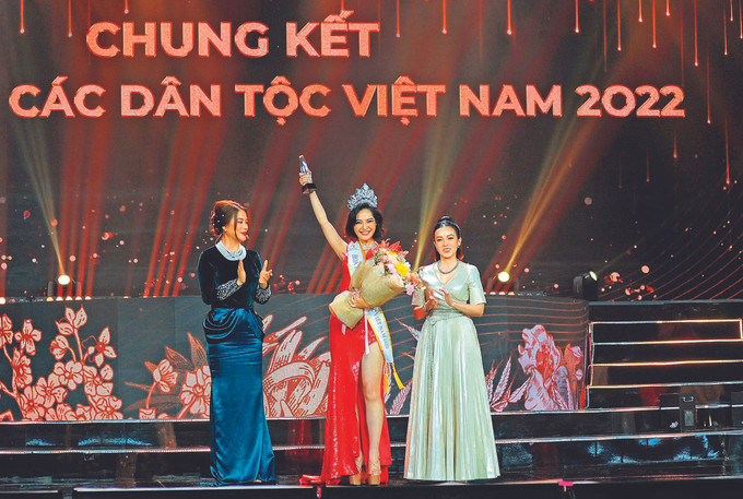 យកឈ្នះបេក្ខនារីចំនួន ២៩ រូបជាតំណាងរបស់ជនជាតិផ្សេងទាំង ១១ ក្នុងរាត្រីប្រកួតកញ្ញាស្រស់ស្អាត ណុង ធុយហាំង (អាយុ ២៣ ឆ្នាំ ជនជាតិ តៃ) ពូកែឆ្នើមបានគ្រងមកុដជាបវរកញ្ញា កញ្ញាដ៏ស្រស់ស្អាតជនជាតិ តៃ គ្រងមកុដបវរកញ្ញាបណ្តាជនជាតិ វៀតណាម ឆ្នាំ ២០២២ ảnh 1