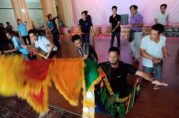 ក្រុមសិល្បៈ ខ្មែរ ខេត្ត សុកត្រាំង - កន្លែងអភិរក្សពង្រីកផ្សព្វផ្សាយចម្រៀងប្រជាប្រិយ របាំប្រជាប្រិយ ខ្មែរ ảnh 2