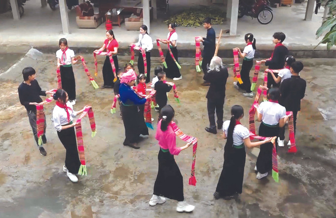 សិប្បករសិប្បការិនីនិងអ្នកយល់ដឹងជ្រៅជ្រះពី ស្វែ ថៃ នៅក្លឹបអភិរក្សវប្បធម៌ជនជាតិទីរួមខេត្ត ងៀឡូ គឺជាចំណុចស្នូលដ៏សកម្មក្នុងការអភិរក្ស ថែរក្សា ស្វែ ថៃ កន្លែងបន្សល់ទុកនូវតម្លៃវប្បធម៌ដែនដី មឿងឡ ảnh 4