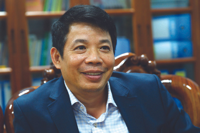លោក ង្វៀន បាក់វៀត ប្រធានគណៈកម្មាធិការប្រជាជនស្រុក មិញហ្វា ខេត្ត ក្វាងប៊ិញ មានប្រសាន៍ថា៖ "ជាង ៦០ ឆ្នាំមុន ជនជាតិ រុក មានតែចំនួន ៣៤ នាក់ប៉ុណ្ណោះ រួមមានបុរសចំនួន ១១ នាក់ ស្រី្តចំនួន ២៣ នាក់ កុមារចំនួន ៤ នាក់និងព្រឹទ្ធាចារ្យភូមិម្នាក់ រស់នៅជួនលាក់ខ្លួនបាត់ស្រមោល ជួនស្រាប់តែលេចខ្លួនចេញមកនៅតាមរូងភ្នំ។ ត្រូវបានកម្មាភិបាល យុទ្ធជនការពារព្រំដែនចលនាមកតាំងទីលំនៅអចិន្ត្រៃយ៍នៅបណ្តាភូមិ អន ភូមិ ម៉អអូអូ ភូមិ អៀនហ៊ើប នៃឃុំ ធឿងហ្វា រហូតមកដល់បច្ចុប្បន្នជនជាតិ រុក បានមានចំនួន ១៩៧ ក្រុមគ្រួសារដោយមានមនុស្សចំនួន ៨០២ នាក់" ។ ជនជាតិ រុក នៅលើដែនដី ត្រឿងសឺន ដែលមានព្រៃព្រឹក្សាលតាវល្លិធំល្វឹងល្វើយ ảnh 2