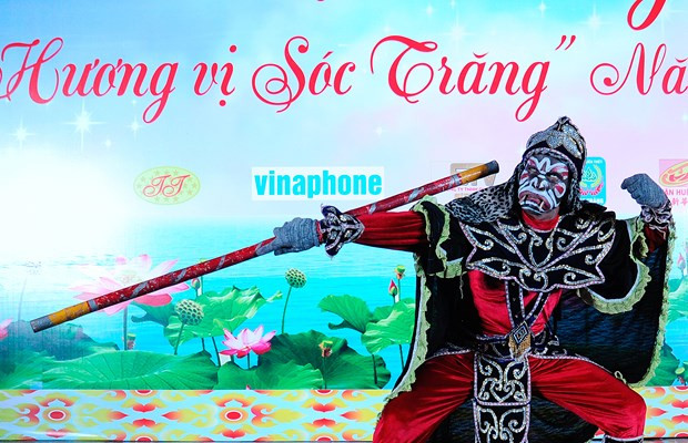 សិប្បករសិប្បការិនីនៃក្រុមសិល្បៈ ខ្មែរ ខេត្ត សុកត្រាំងប្រែកាយជាតួអង្គ "យក្ស"។ រូបថត៖ អានហៀវ ក្រុមសិល្បៈ ខ្មែរ ខេត្ត សុកត្រាំង - កន្លែងអភិរក្សពង្រីកផ្សព្វផ្សាយចម្រៀងប្រជាប្រិយ របាំប្រជាប្រិយ ខ្មែរ ảnh 6