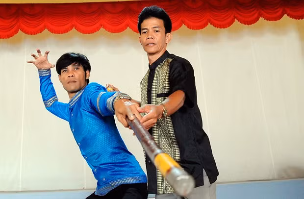 ក្រុមសិល្បៈ ខ្មែរ ខេត្ត សុកត្រាំង - កន្លែងអភិរក្សពង្រីកផ្សព្វផ្សាយចម្រៀងប្រជាប្រិយ របាំប្រជាប្រិយ ខ្មែរ ảnh 5