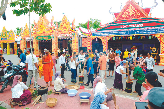 ការសម្តែងបង្ហាញរបរដាល់អំបុករបស់បងប្អូនជនជាតិ ខ្មែរ នៅខេត្ត សុកត្រាំង នៅទិវាបុណ្យវប្បធម៌ កីឡា និងទេសចរណ៍បងប្អូនជនជាតិ ខ្មែរ ភាគខាងត្បូង ខេត្ត សុកត្រាំង ពង្រីកវប្បធម៌ប្រពៃណីផ្សារភ្ជាប់ជាមួយនឹងការអភិវឌ្ឍទេសចរណ៍ ảnh 2
